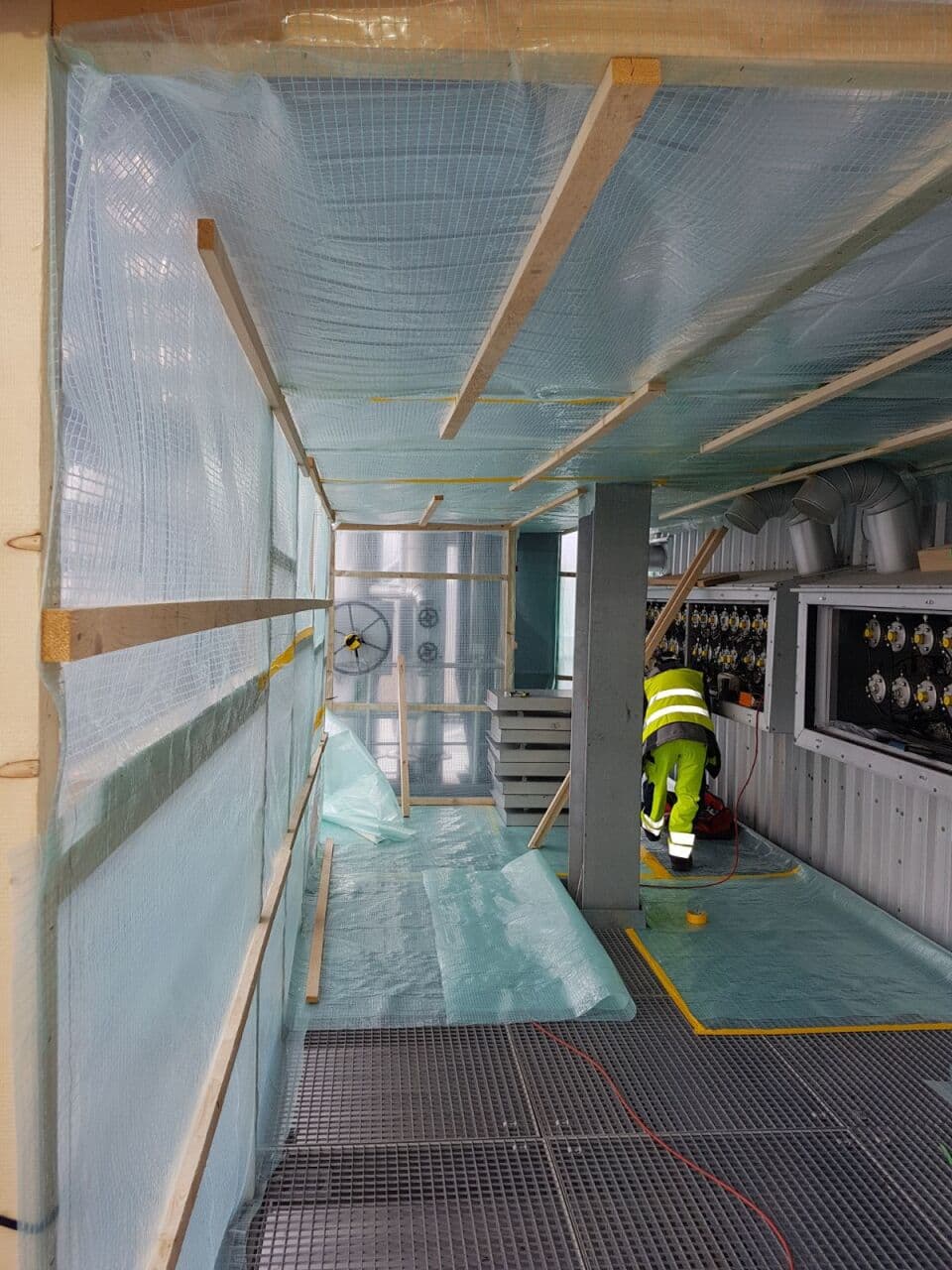 Team bei der Arbeit an technischen Isolierungen